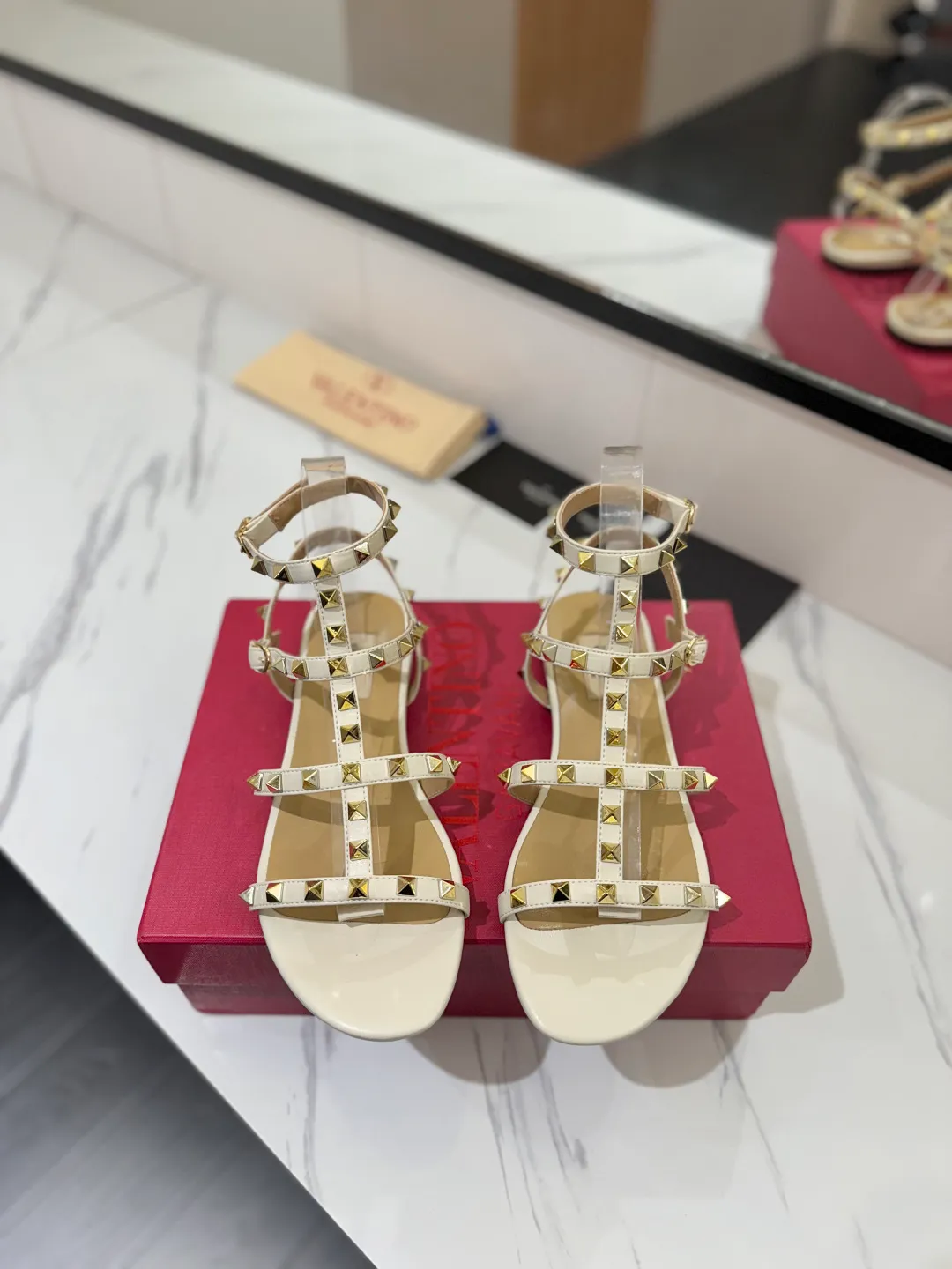 👟👟Ex-factory price 520👟👟 Valentino/Valentino rivet VT classic ankle-wrap rivet sandals, timeless 🆕 deeply rooted in people's hearts❤️A must-have item that never goes out of style🫰top replica! The side curves are perfect, the original molded custom-made rust-free rivets, and the textured hardware bring out a full sense of high-end, giving you a genuine foot feel! The first choice for high-end customers❤️ [Material] Upper: Original imported customized cowhide Inner lining: Original imported goatskin Outsole: Imported pearlescent leather outsole Code number: 35-39 [34, 40, 41, 42 are custom-made and cannot be returned or exchanged]
